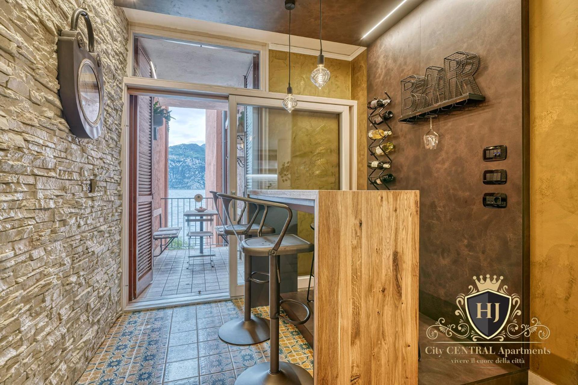 City Central Apartment Romantic Lakefront Balcony - Malcesine - Porto Vecchio 11 Eksteriør bilde
