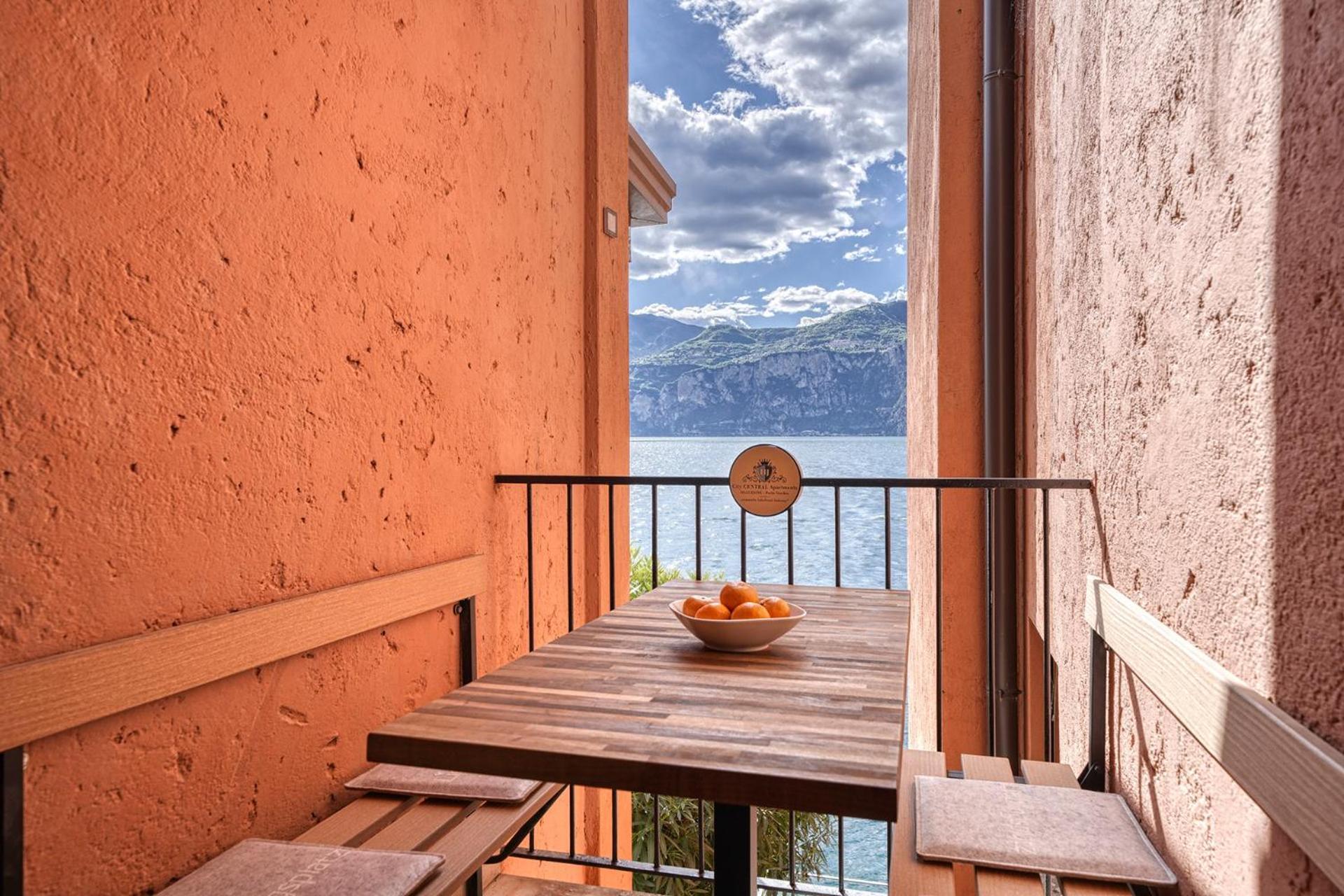 City Central Apartment Romantic Lakefront Balcony - Malcesine - Porto Vecchio 11 Eksteriør bilde