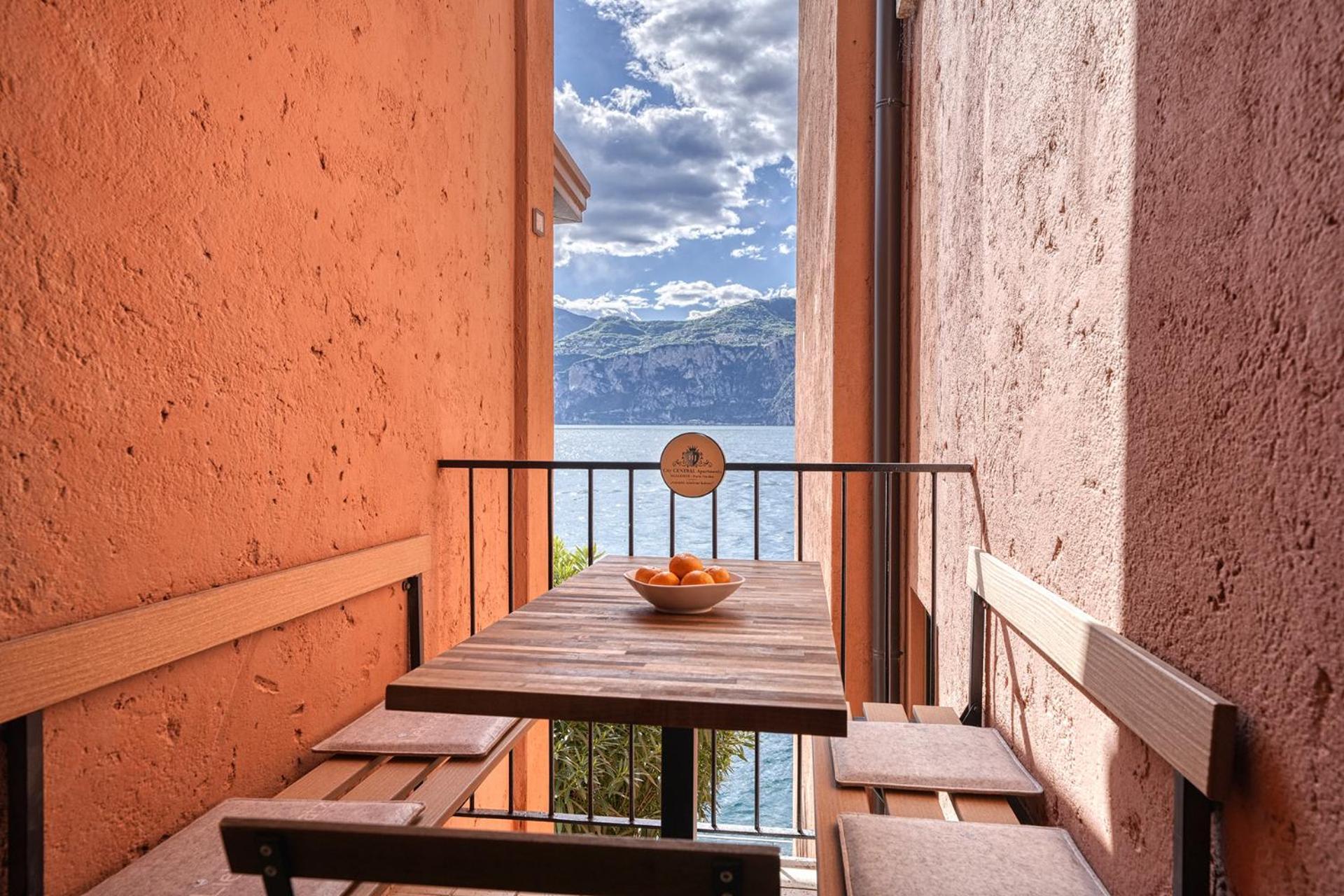 City Central Apartment Romantic Lakefront Balcony - Malcesine - Porto Vecchio 11 Eksteriør bilde